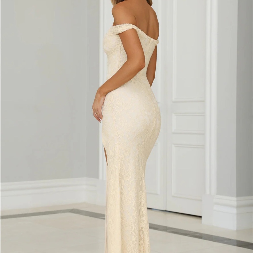 Off-Shoulder Light Yellow Lace Evening Dress with High Slit - Picture 2 of 3